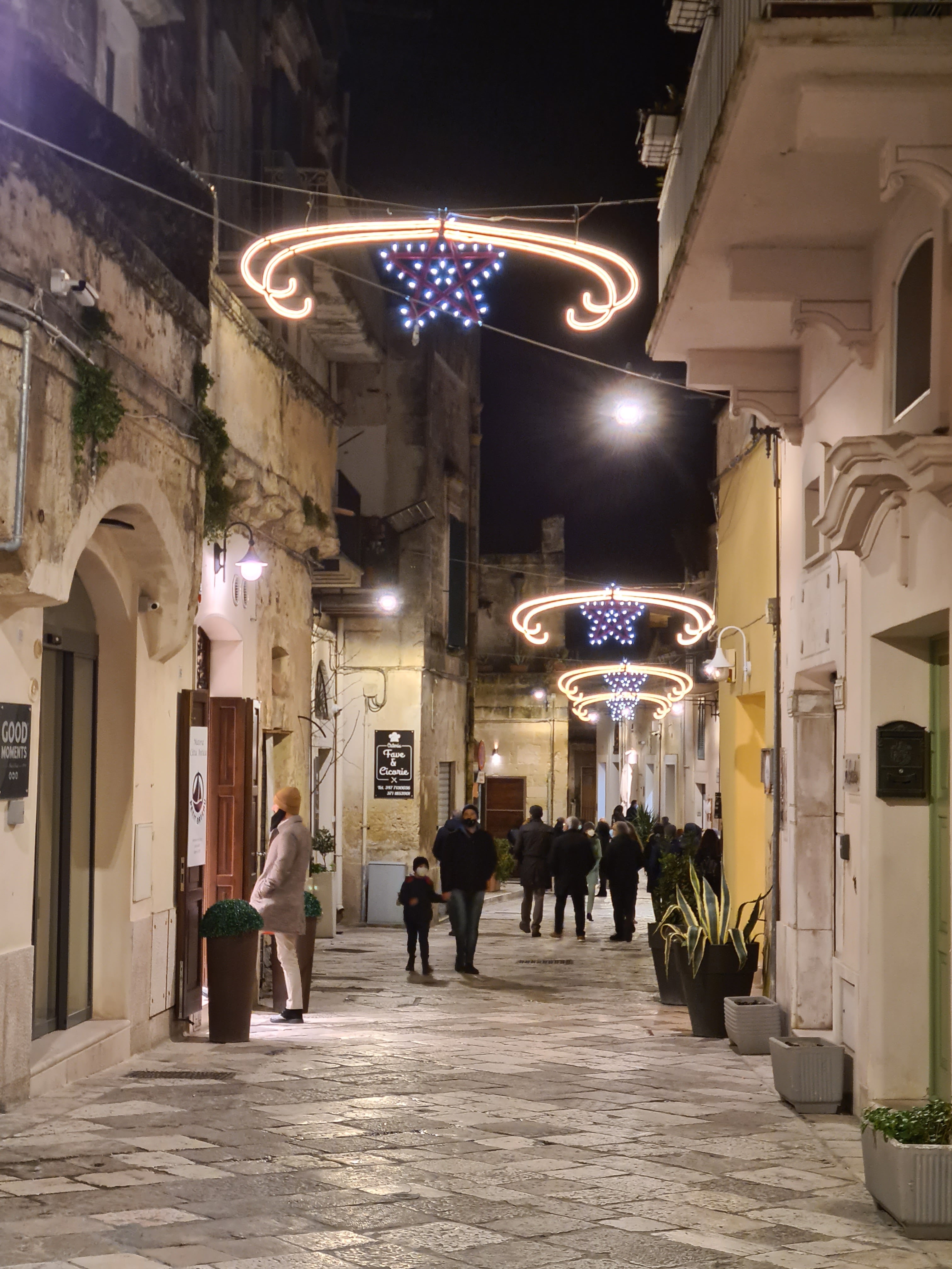 拱頂與陶片灰泥牆面的細節